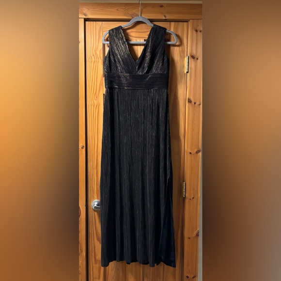 Jessica Howard black and gold formal dress great for NYE, 1920's or Gatsby theme Jessica Howard black and gold formal dress great for NYE, 1920's or Gatsby theme
